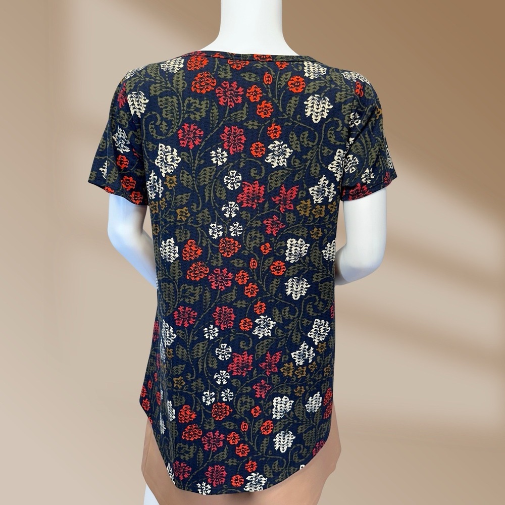 LuLaRoe Women's Navy & Red Floral Hi Low Round Hem Top Size Medium - Picture 3 of 3